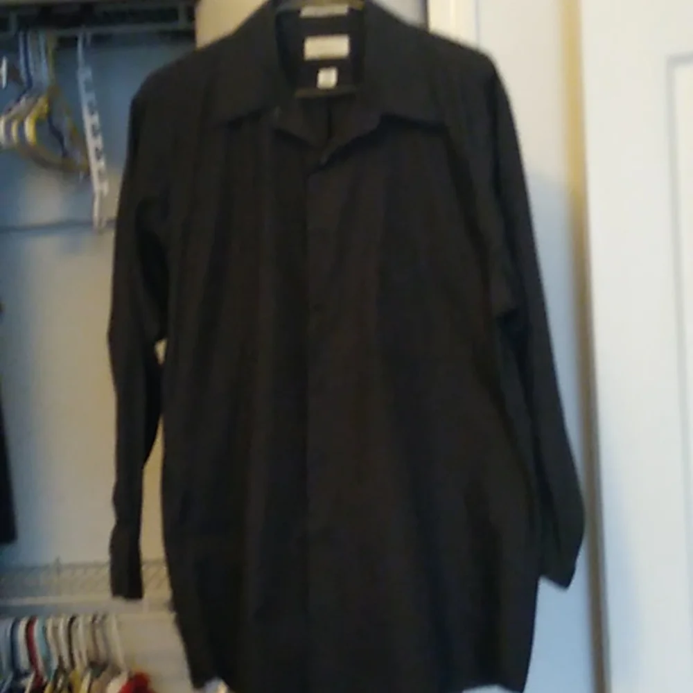 Van Heusen dress shirts ( 2) - Picture 3 of 4